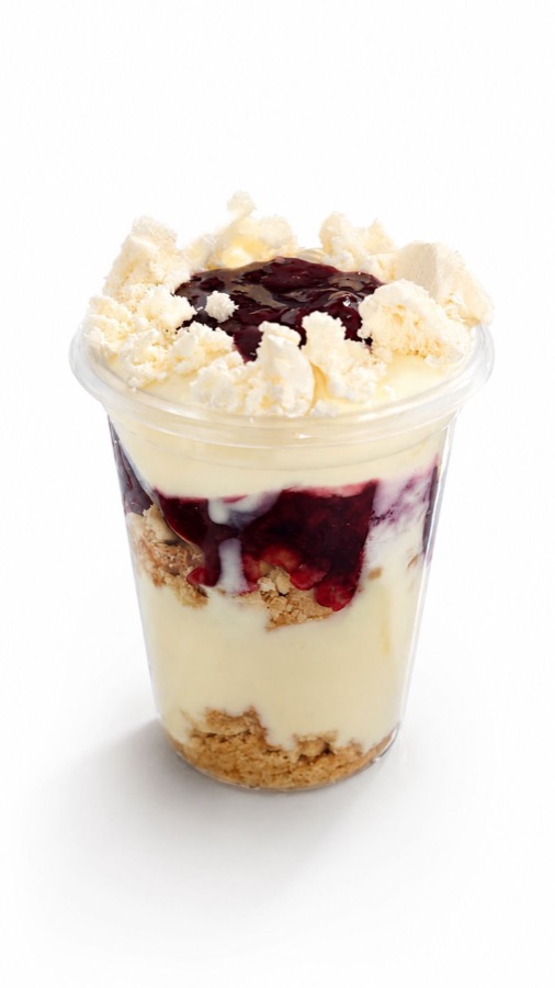 Postre cuchareable ARTEMIA en vaso alto: capas de crema, frutos rojos y galleta